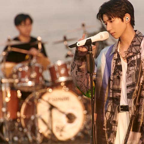 周星驰新片迟迟不官宣？揭秘喜剧之王转型赛博朋克武侠内幕