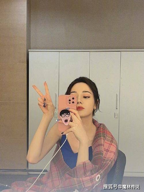 迪丽热巴100+自拍美学，明星如何用照片引爆粉丝经济？