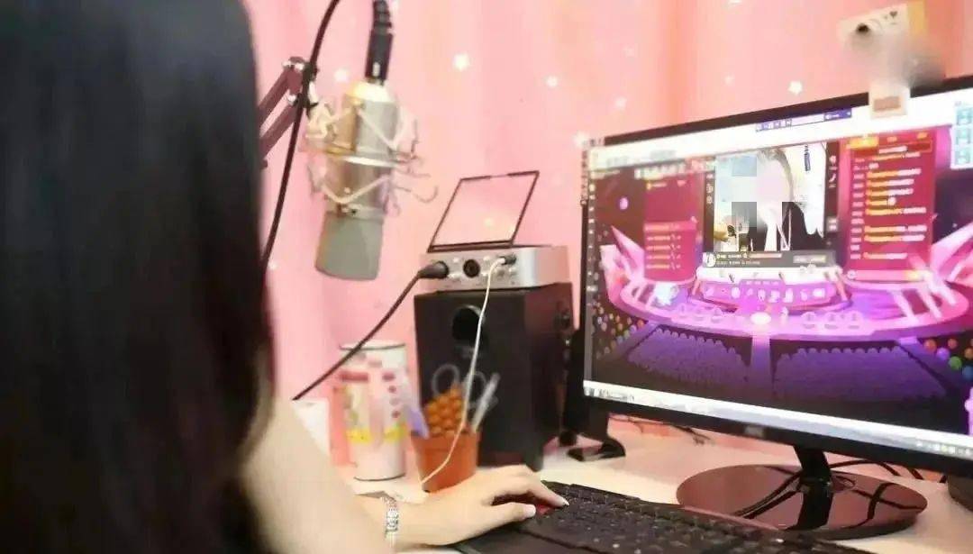 王大妈PK视频暗藏玄机？娱乐主播的实战技巧竟成上分秘籍！