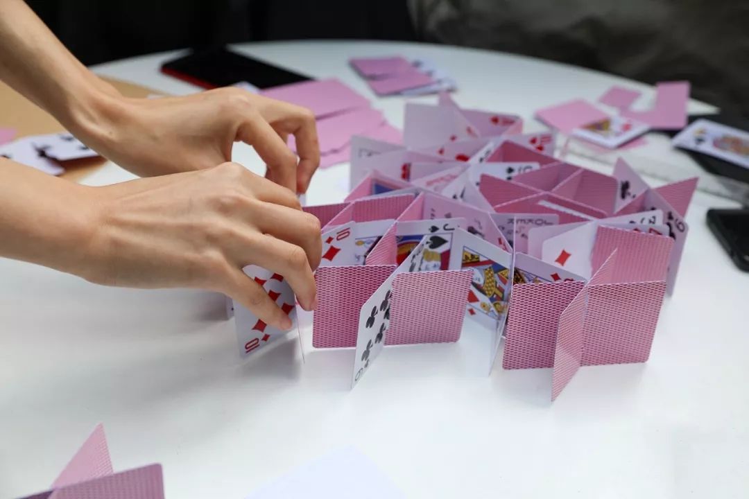 男女扑克夜破冰术，如何用策略与幽默引爆社交高潮，告别冷场尴尬？