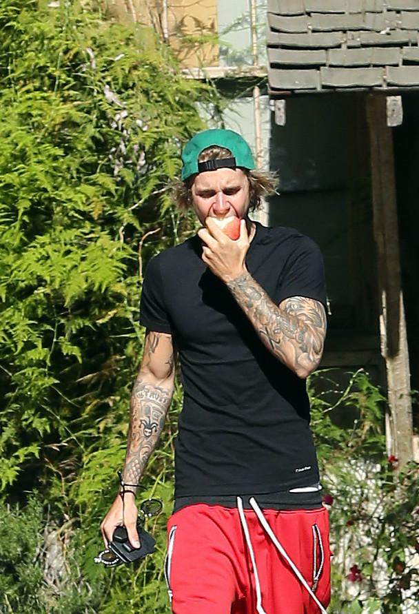 贾斯汀·比伯怒批iPhone按钮，欲裸绞苹果员工泄愤