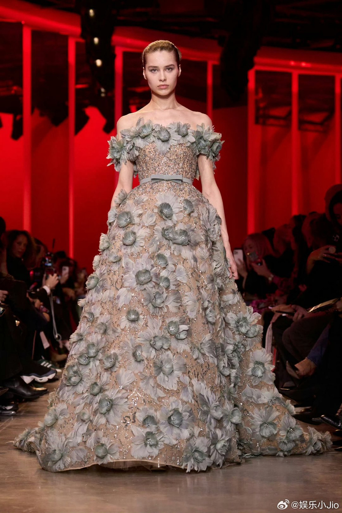 2026黑天鹅高定风暴，关晓彤同款如何点燃时尚圈新热潮？