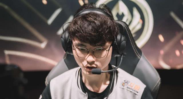 Faker如何评价Uzi？揭秘顶级选手间的真实看法与游戏启示