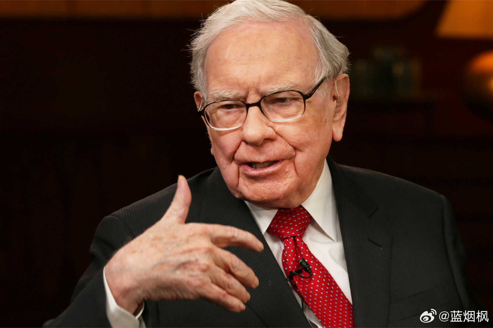 巴菲特直播中的财富密码，2026年如何从许愿求财到实战投资？